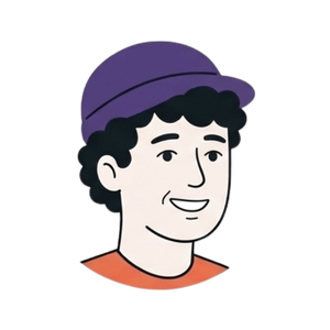 Jeune qui porte une casquette, il a les cheveux frisés et la peau blanche. Il sourit et porte un pull orange.